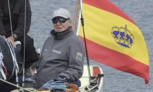 20/04/2023.- El rey emérito, Juan Carlos I, regresa de navegar en Sanxenxo, Pontevedra, este jueves. EFE/ Lavandeira Jr