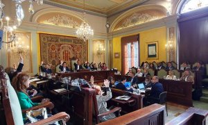 Pleno del Ayuntamiento de Lleida en el que se votó la adjudicación de las obras de rehabilitación del Palau de Vidre, a 14 de marzo de 2023