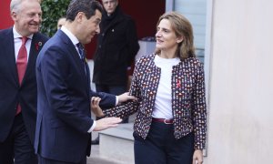 El presidente de la Junta de Andalucía conversa con la vicepresidenta tercera del gobierno de España, Teresa Ribera, en diciembre de 2022.