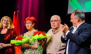 Lola Grimau, hija de Julián, durante el homenaje en Madrid a Julián Grimau, acto en el que le ha acompañado Enrique Santiago, Secretario general del PCE, a la izquierda de la imagen.