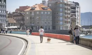 Varias personas pasean por el Paseo Marítimo de Sanxenxo, en Pontevedra, Galicia, a 27 de marzo de 2021.