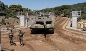 El primer envío de tanques Leopard españoles con destino a Ucrania sale del puerto de Santander