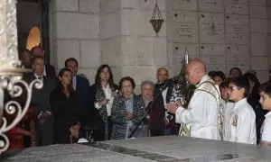 Un cura celebra una misa frente a la tumba del general Moscardó en presencia de sus familiares y los del dictador Franco.