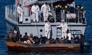Un grupo de migrantes es rescatado por la Guardia Costera italiana tras ser localizado a la deriva en el Mediterráneo, en una imagen de abril de 2023.