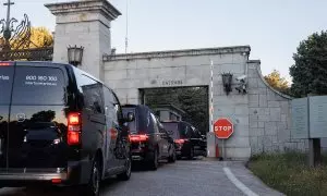 Varios coches fúnebres entran al Valle de Cuelgamuros, a 24 de abril de 2023, en San Lorenzo de El Escorial, Madrid.