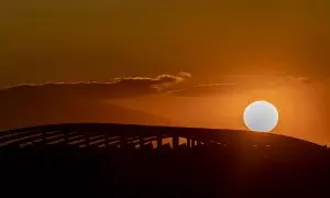 El sol se oculta por el puente del Tercer Milenio de Zaragoza, en mitad de la ola de calor del mes de abril.