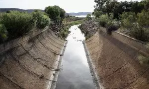 Nivel del agua bajo mínimos en el embalse del Vicario, a 25 de abril de 2023, en Ciudad Real, Castilla-La Mancha.
