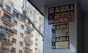 Carteles de 'Se alquila' en un edificio de Madrid, a 28 de diciembre de 2022.