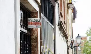 Un cartel de 'Se alquila' en una inmobiliaria de Madrid, a 14 de abril de 2023.