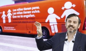 El presidente de Hazte Oír, Ignacio Arsuaga, junto al autobús tránsfobo que recorrió las calles de varias ciudades españolas.