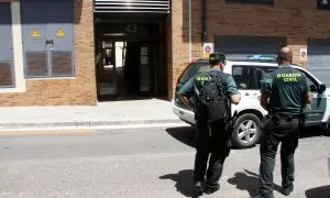 Agents de la Guàrdia Civil davant l'entrada a l'habitatge de l'exalcalde, Andreu Martí, a l'Ametlla de Mar, el 5 de juliol de 2016.