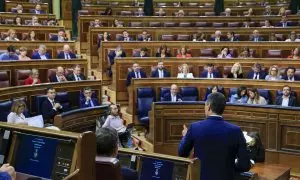 26/04/2023.- El presidente del Gobierno, Pedro Sánchez (i), interviene durante la sesión de control en el Congreso de los Diputado este miércoles. EFE/ Zipi