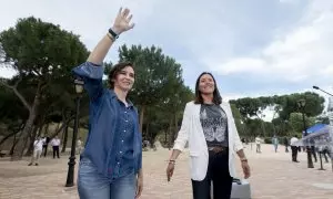 La presidenta de la Comunidad de Madrid y del Partido Popular de Madrid, Isabel Díaz Ayuso (d), y la candidata del PP a la Alcaldía de Arroyomolinos, Ana Millán Arroyo (i), durante un encuentro con afiliados, en el Pinar de Arroyomolinos, a 24 de abril de