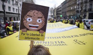 Varias personas con pancartas que rezan 'Por la libertad de información' en una manifestación en Madrid, a 13 de febrero de 2022.