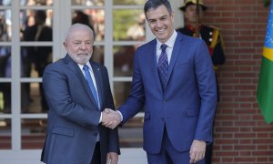 El presidente del Gobierno, Pedro Sánchez (d), recibe al presidente de Brasil, Luiz Inácio Lula da Silva, en el Palacio de la Moncloa en Madrid, este miércoles