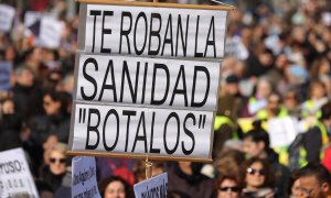 Miles de personas se manifiestan contra el desmantelamiento de la Sanidad Pública, en la protesta bajo el lema 'Madrid se levanta y exige una Sanidad pública', hacia la plaza de Cibeles, a 12 de febrero de 2023, en Madrid (España).