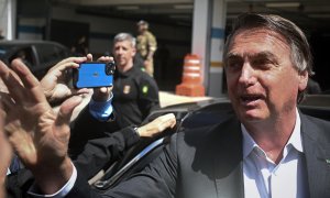 El expresidente de Brasil Jair Bolsonaro sale de la sede de la Policía Federal tras declarar este miércoles.