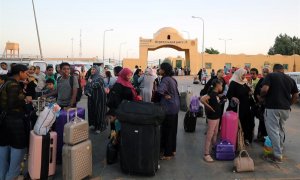 28/4/22 Refugiados de Sudán llegan a Argeen, en Egipto, el pasado jueves.