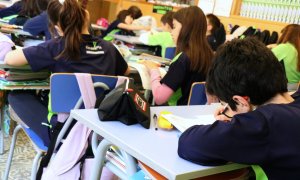 2022 - Alumnes en una aula d'una escola, en una imatge d'arxiu.