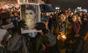 Un manifestante sostiene una fotografía de Iza, joven polaca fallecida por no habérsele practicado un aborto, en Varsovia, a 6 de noviembre de 2021.