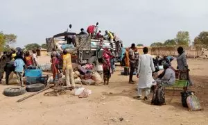 Decenas de miles de civiles huyen de Sudán a países vecinos