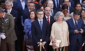 2/5/23 El ministro de Presidencia, Félix Bolaños, viendo el desfile del Dos de Mayo bajo la tribuna de autoridades después de que los servicios de protocolo de la Comunidad de Madrid no le dejaran subir a ella.