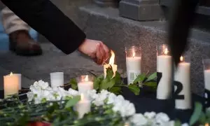 Varias personas se manifiestan junto a marea de Residencias y Verdad y Justicia durante un homenaje-vigilia por las víctimas de la covid-19, a 18 de marzo de 2023, en Madrid (España).