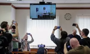 Varios periodistas graban con sus móviles una pantalla donde se retransmite el juicio a Darya Trepova, acusada de delitos de terrorismo por el asesinato del bloguero militar ruso Maxim Fomin, conocido como Vladlen Tatarsk, este 24 de abril de 2023.