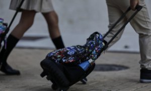 Alumnos con mochila del Colegio Privado Alameda de Osuna durante el primer día del curso escolar 2020-2021, en Madrid.