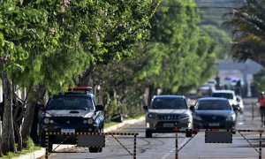 04/05/2023 - Después del allanamiento un coche policial abandona la vivienda de Bolsonaro.