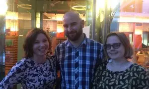 Una fotografía del blog de Pablo González en la que aparece el periodista junto a las cofundadoras de la Fundación Nemtsov, Zhanna Nemtsova y Olga Shorina.