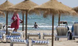 Una persona se baña en la playa de la Malvarrosa, a 26 de abril de 2023, en Valencia, Comunidad Valenciana