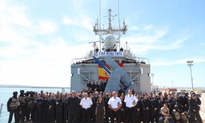 La ministra de Defensa, Margarita Robles, posa con la tropa durante la visita a la fragata 'Reina Sofía'.  8 de junio 2022