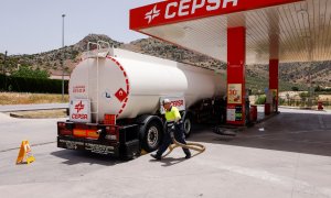 Un camion cisterna de Cepsa se prepara para cargar los depósitos de una estación de servicio en la localidad malagueña de Cuevas del Becerro. — Jon Nazca / REUTERS