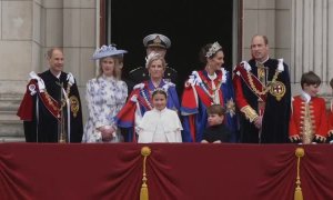 Carlos III y Camila saludan a los británicos desde el balcón del palacio de Buckingham