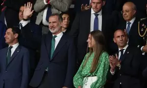 El Rey Felipe VI y la Infanta Sofía son vistos durante la Copa de España, Copa del Rey, partido de fútbol final jugado entre el Real Madrid y CA Osasuna en el Estadio de la Cartuja el 06 de mayo de 2023, en Sevilla, España.
