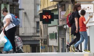 Varias personas caminan por una calle de Torrelavega (Cantabria), a 3 de mayo de 2023.