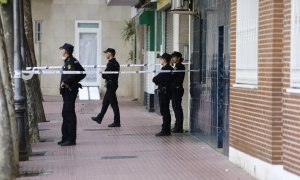 La Policía aguarda en el portal del edificio donde una mujer ha sido apuñalada por su pareja, en Móstoles, a 8 de mayo de 2023.