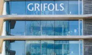 El logo de la farmacéutica Grifols en la fachada de su sede en Sant Cugat del Valles, cerca de Barcelona. REUTERS/Albert Gea