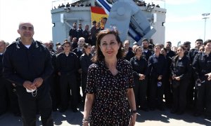La ministra de Defensa, Margarita Robles, se dirige a las tropas durante la visita a la fragata 'Reina Sofía' en Rota. Archivo.