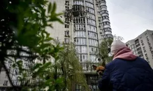 Una mujer mira un bloque de apartamentos dañado por los escombros de la explosión de un dron ruso en Kiev, Ucrania, el 8 de mayo de 2023.