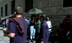 Reparten paraguas para combatir el calor en la cola del padrón del Ayuntamiento de Valencia