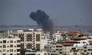 Una nube de humo se eleva sobre los edificios tras un ataque de Israel en Gaza, a 10 de mayo de 2023.