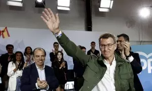 El presidente del Partido Popular, Alberto Nuñez Feijóo saluda a su llegada a un acto electora, este domingo en el Baluarte de Pamplona.