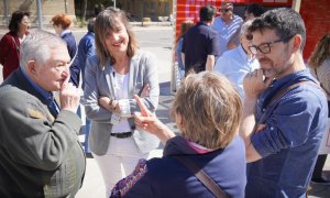 La candidata del PSOE, Lola Ranera, charla con un grupo de vecinos durante un acto de la precampaña.