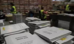 Manuales para miembros de mesas electorales en el centro logístico electoral de la Delegación del Gobierno, a 12 de mayo de 2023, en Alcalá de Henares (Madrid).