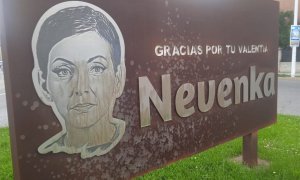 La placa en homenaje a Nevenka Fernández aparece rociada con ácido en Ponferrada.