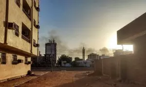 17/05/2023 - El humo se eleva sobre los edificios en el sur de Jartum, mientras continúa la violencia entre dos generales sudaneses rivales, a 17 de mayo de 2023.