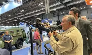 Un visitante maneja una ametralladora en la Feria de Seguridad y Defensa (Feindef) que se celebra entre el miércoles y el viernes en los pabellones de Ifema de Madrid.