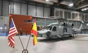 Un helícoptero de exposición en la Feria Internacional de Defensa y Seguridad de España, en Madrid, a 17 de mayo de 2023.